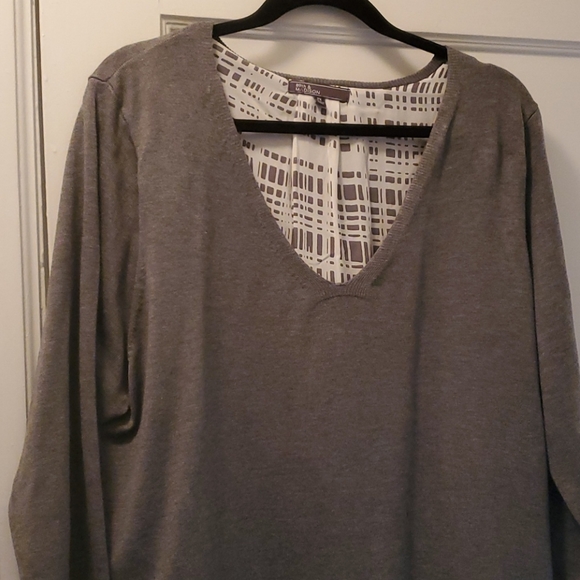 89th & Madison sweater with open back detail - Picture 2 of 12